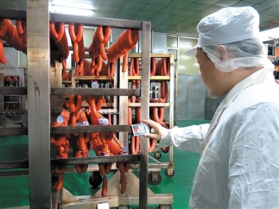 不戴口罩手套就包裝烤腸 被“飛檢”查了個(gè)“正著”
